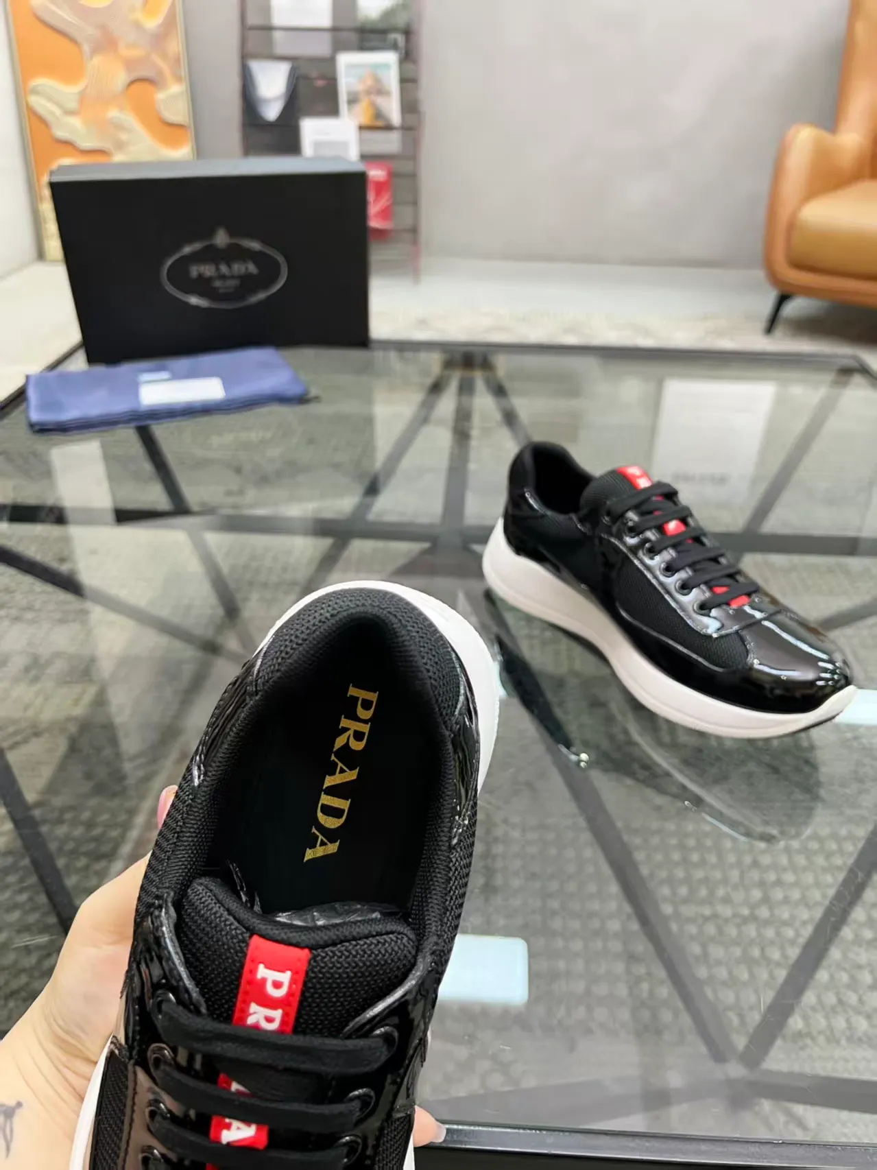 P420 38-45 Prada Prada’s new men’s leather sneakers, the highest version on the market, any comparison is welcome🆚! The original leather has excellent texture and is super high-end! Fetal sheep net lining imported from Italy, removable pad! Luxurious materials and fine workmanship, highly recommended!